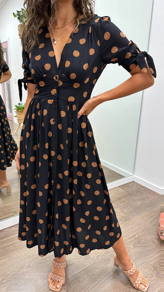 Carmen™ | Stilren Klänning med V-ringning och Prickigt Mönster