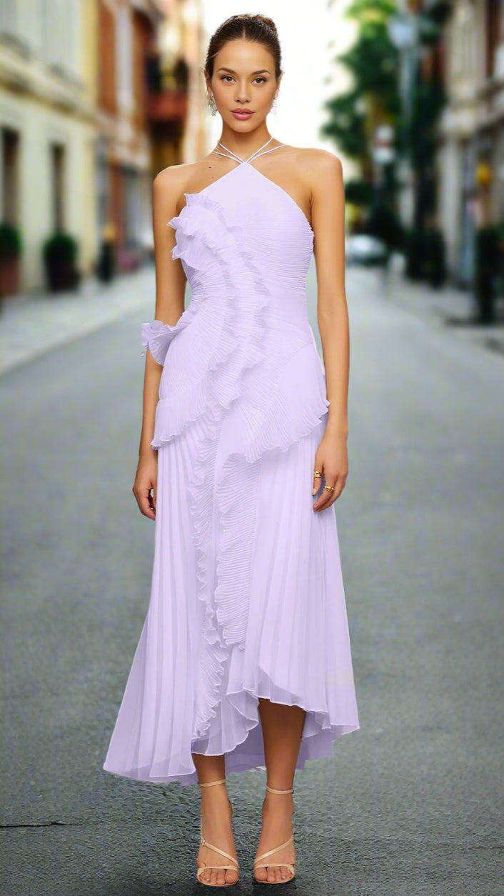 Christina™ | Midiklänning med plissering, halterneck och kaskadvolanger - Lavendel